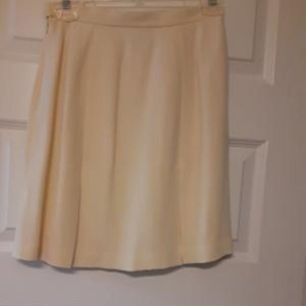Professional Chaus Cream Skirt
